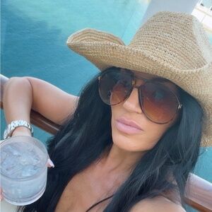 Meet your Posher, Carly